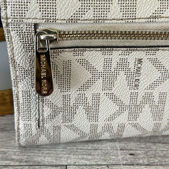 Michael Kors Jet Set Wallet With Check Book Cover - Picture 9 of 16